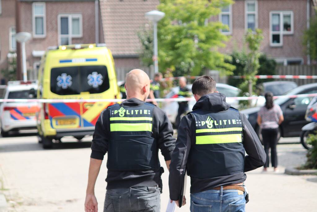 Persoon steekt man neer in woning
