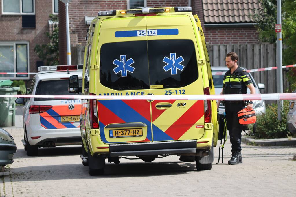 Persoon steekt man neer in woning