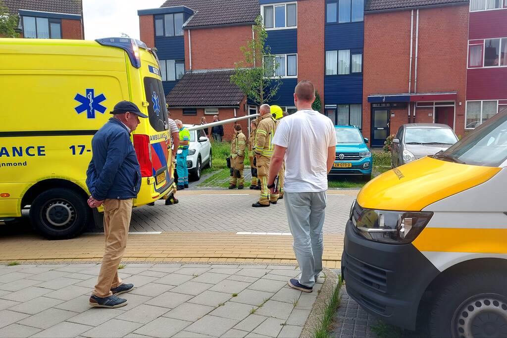 Bestuurder verliest macht over het stuur en rijdt in op auto's