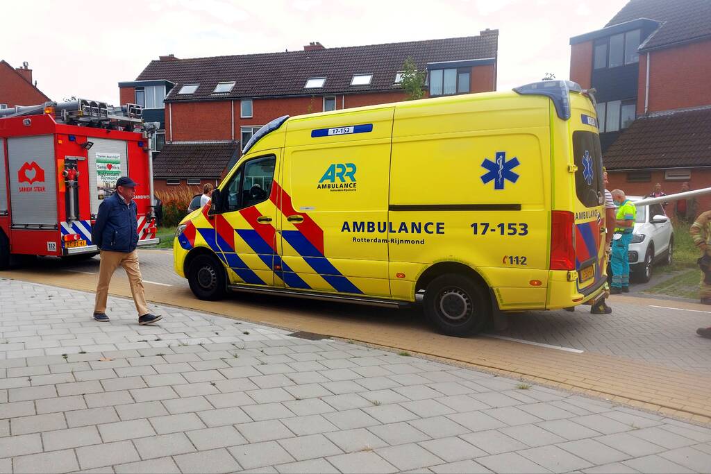 Bestuurder verliest macht over het stuur en rijdt in op auto's