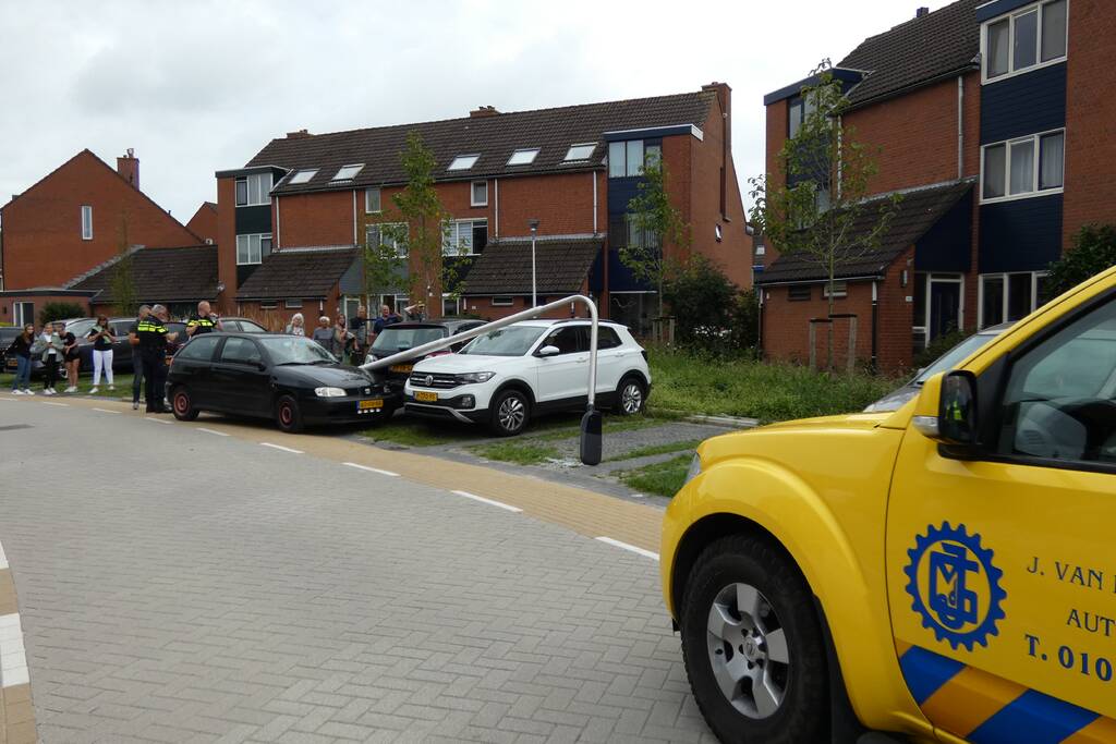 Bestuurder verliest macht over het stuur en rijdt in op auto's