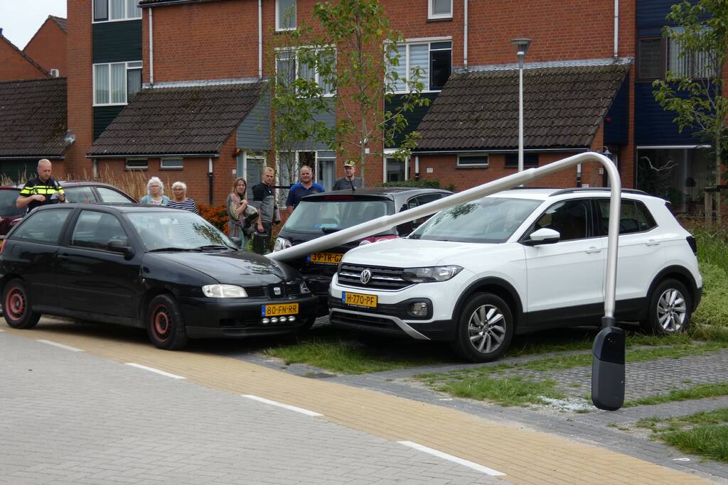 Bestuurder verliest macht over het stuur en rijdt in op auto's