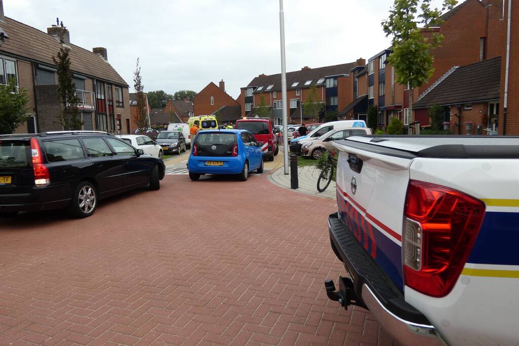 Bestuurder verliest macht over het stuur en rijdt in op auto's