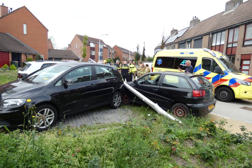 Bestuurder verliest macht over het stuur en rijdt in op auto's