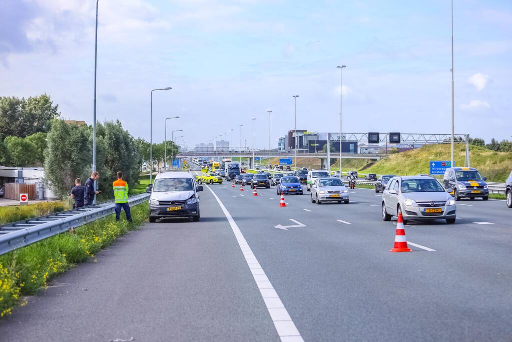 Bestelwagen botst achterop personenwagen