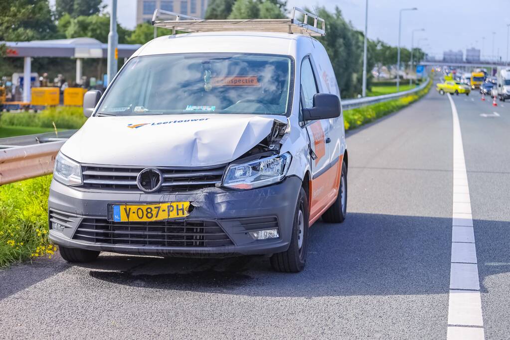 Bestelwagen botst achterop personenwagen