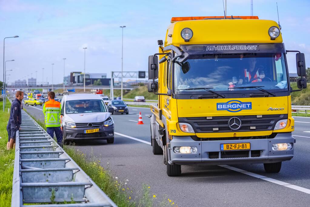 Bestelwagen botst achterop personenwagen
