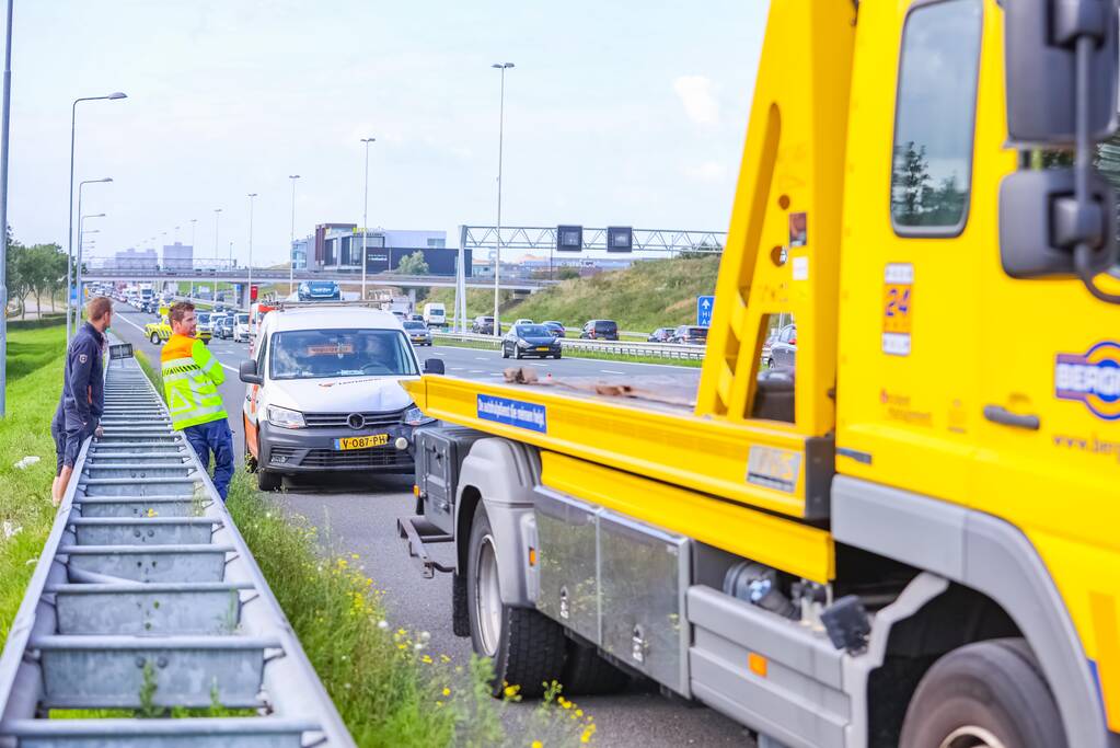 Bestelwagen botst achterop personenwagen