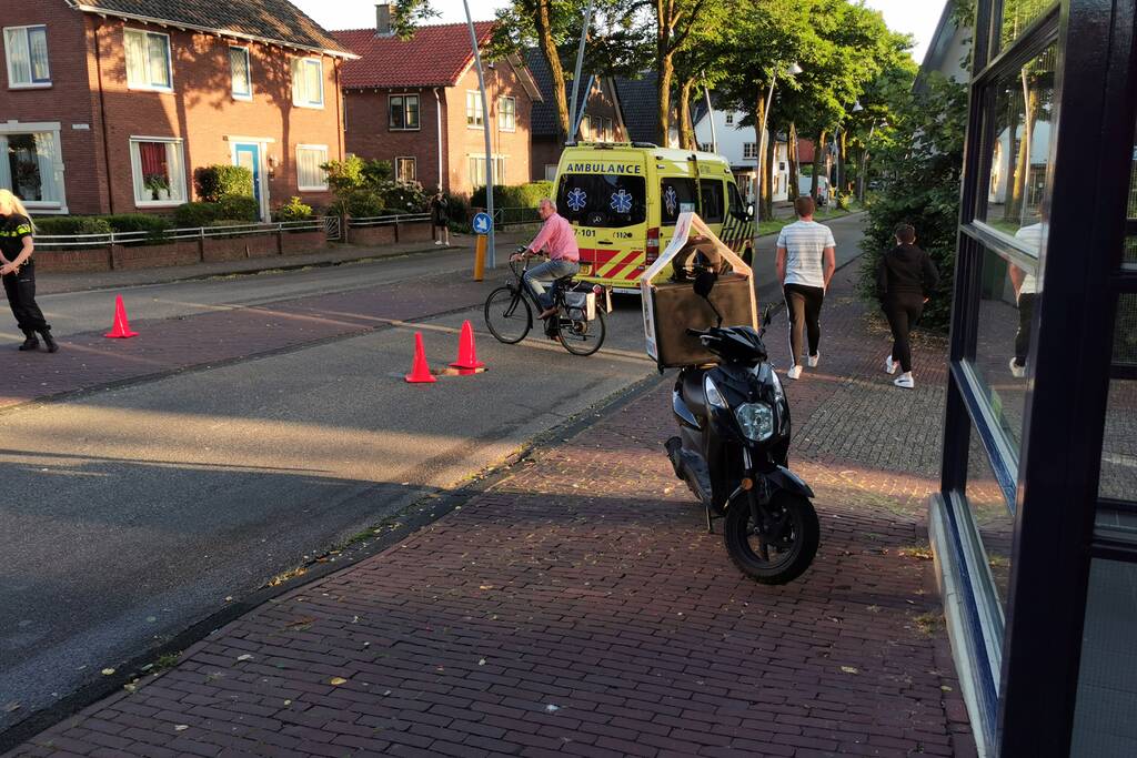 Scooterbezorger onderuit nadat hij schrok van een auto