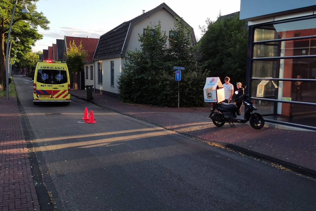 Scooterbezorger onderuit nadat hij schrok van een auto