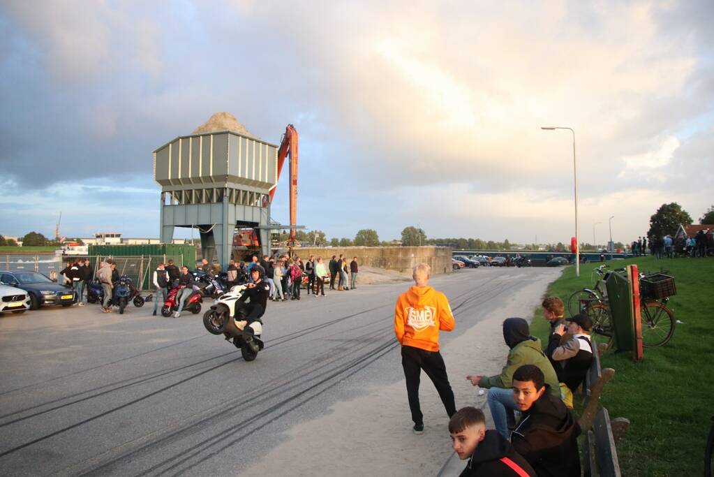 Grote politie-inzet wegens illegale scootermeeting