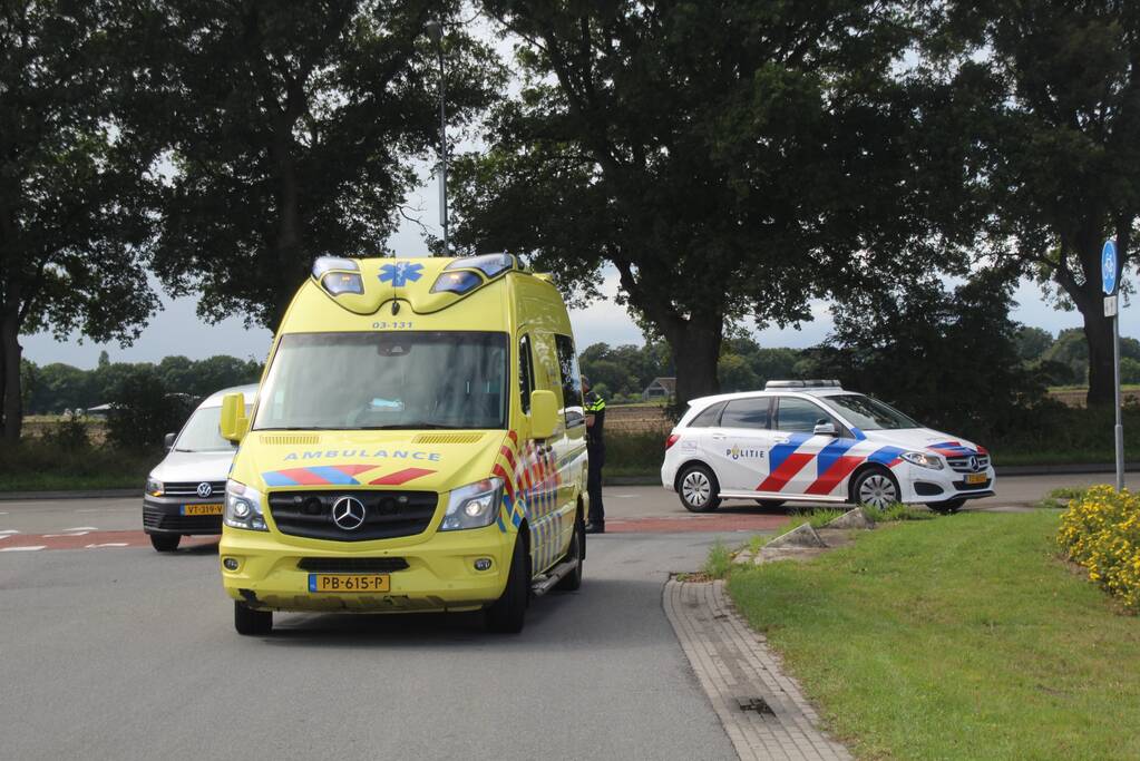 Scooter botst tegen auto aan