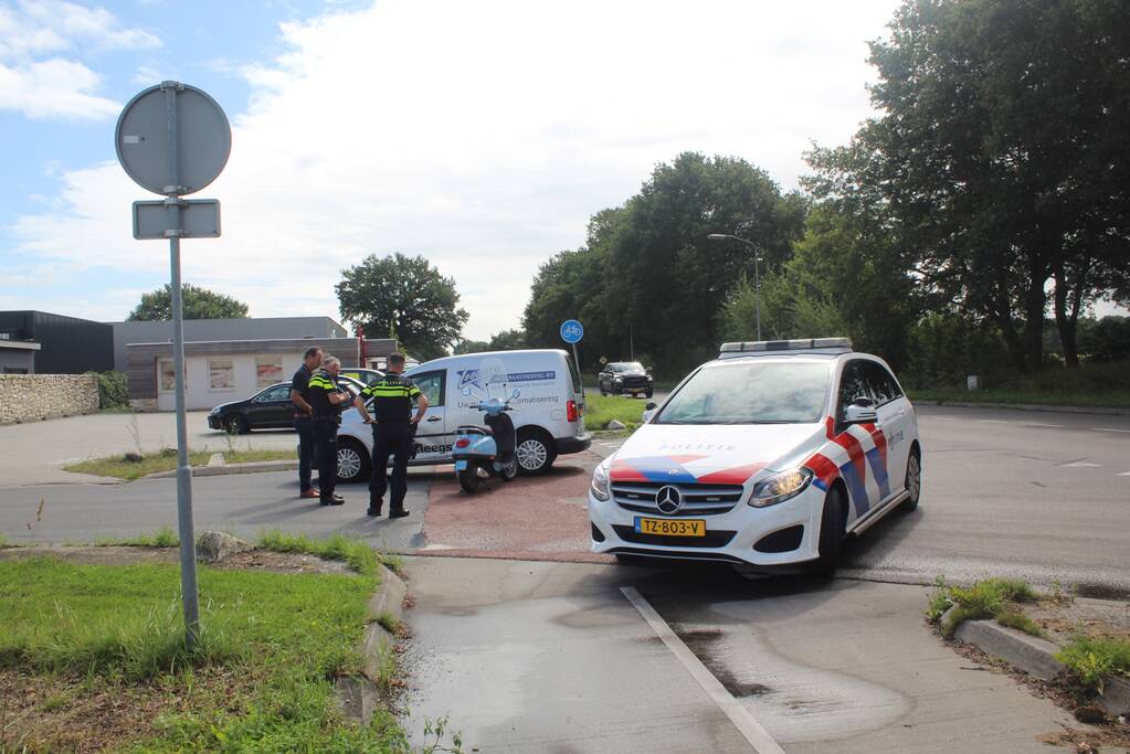 Scooter botst tegen auto aan