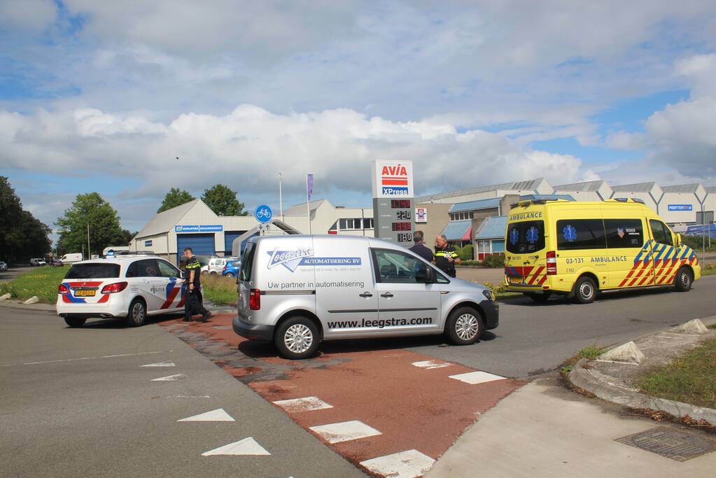 Scooter botst tegen auto aan