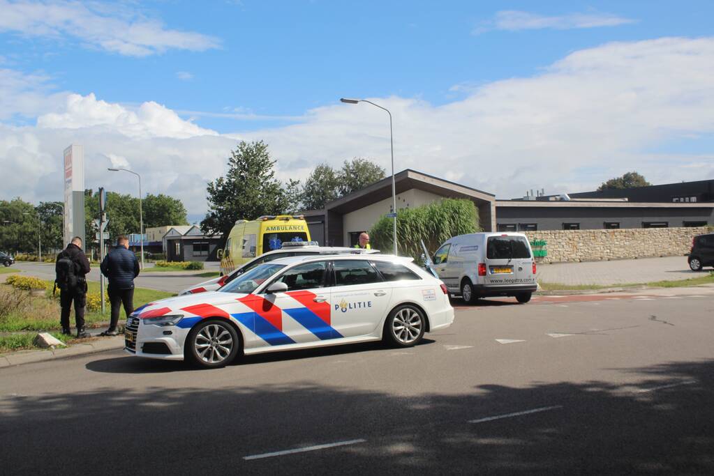 Scooter botst tegen auto aan