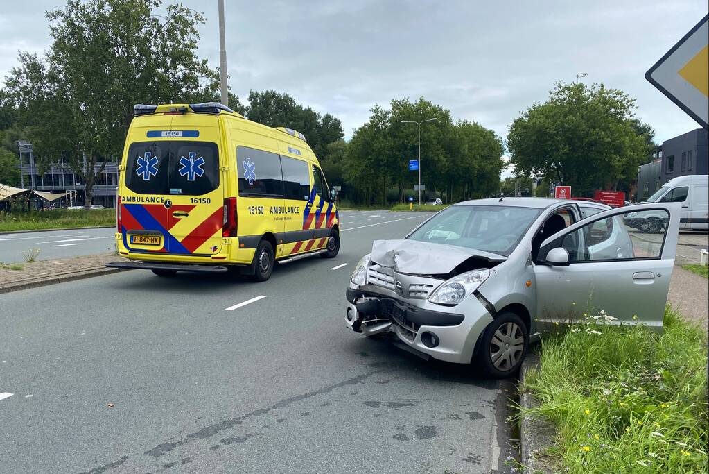 Auto rijdt tegen lantarenpaal aan