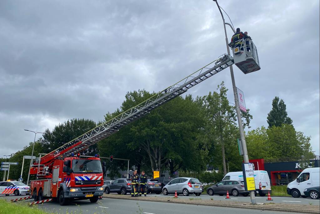 Auto rijdt tegen lantarenpaal aan