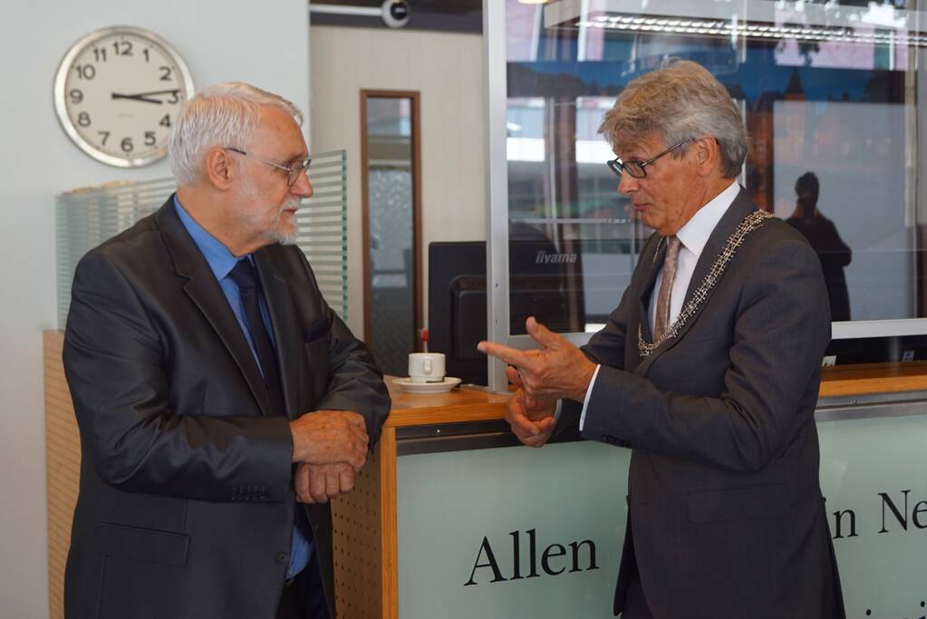 Gedenkplaat voor omgekomen agenten onthuld in politiebureau