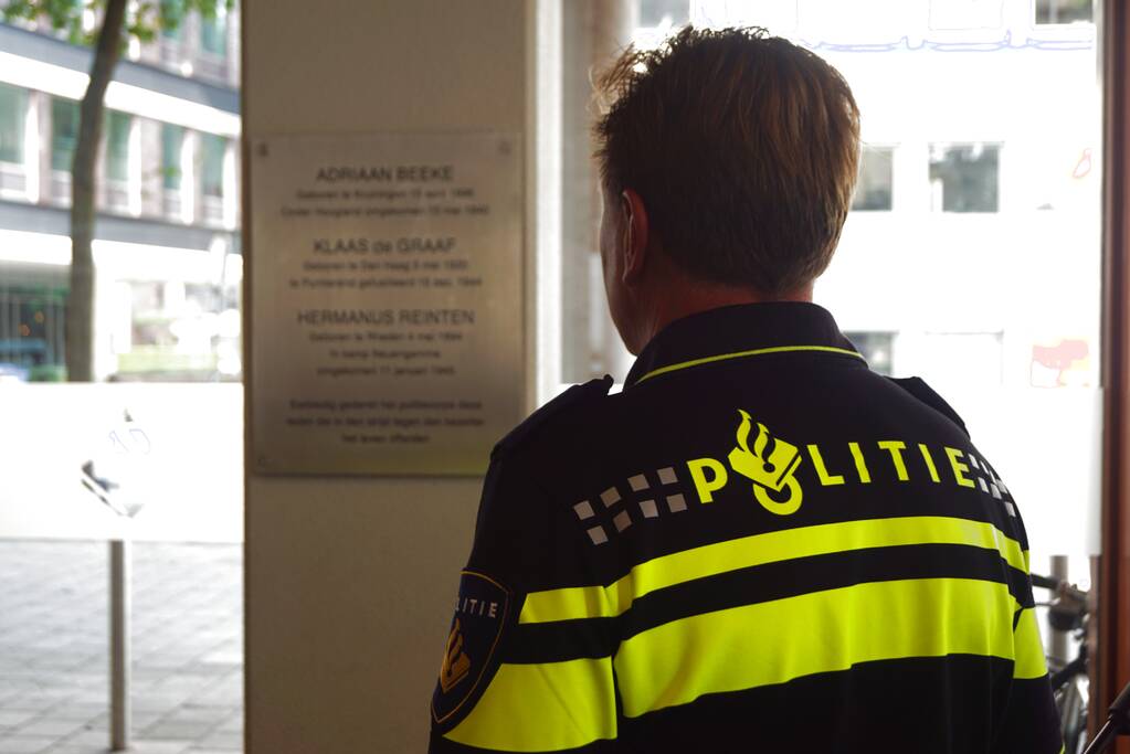 Gedenkplaat voor omgekomen agenten onthuld in politiebureau