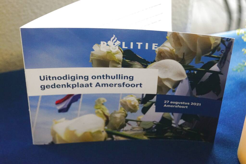 Gedenkplaat voor omgekomen agenten onthuld in politiebureau