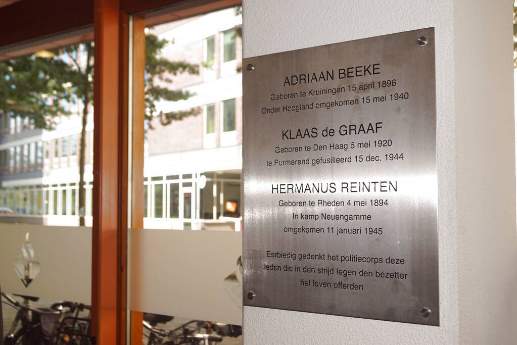 Gedenkplaat voor omgekomen agenten onthuld in politiebureau