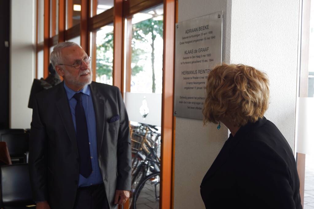 Gedenkplaat voor omgekomen agenten onthuld in politiebureau