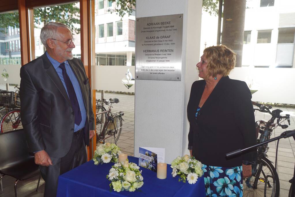 Gedenkplaat voor omgekomen agenten onthuld in politiebureau