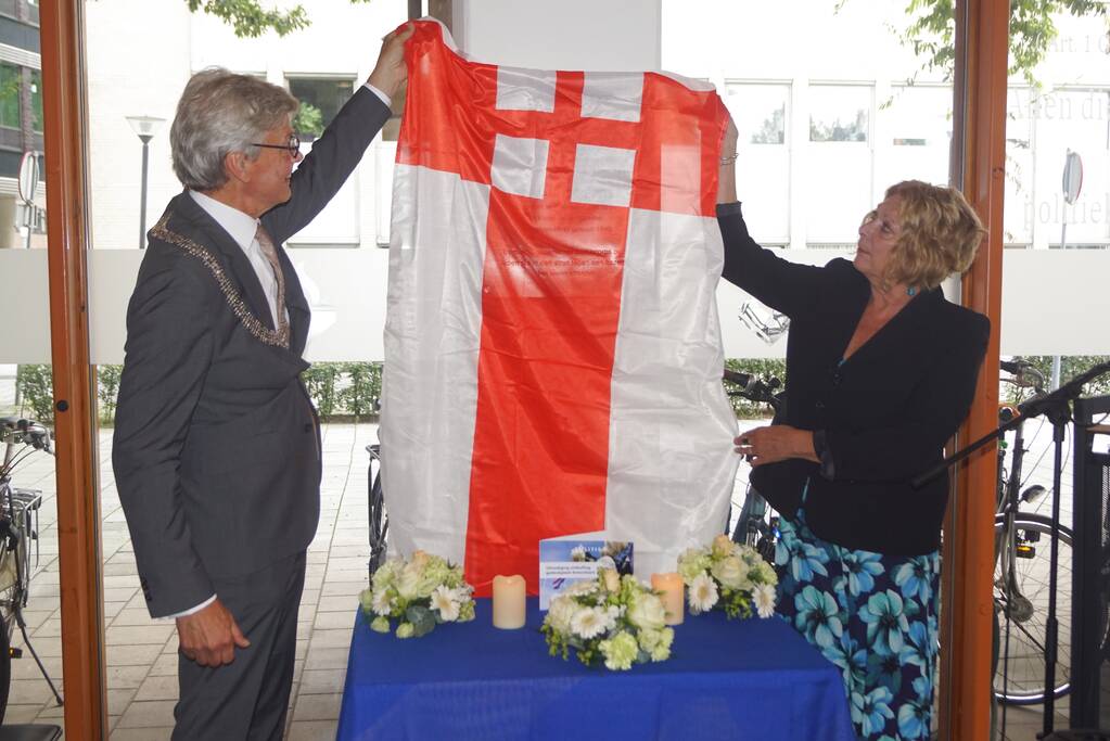 Gedenkplaat voor omgekomen agenten onthuld in politiebureau