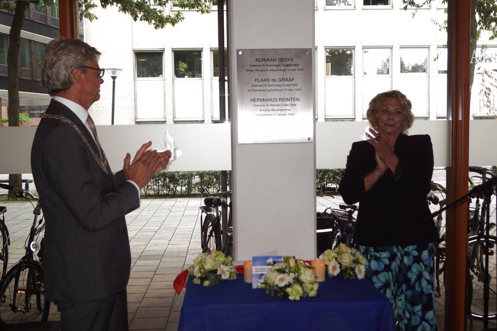 Gedenkplaat voor omgekomen agenten onthuld in politiebureau