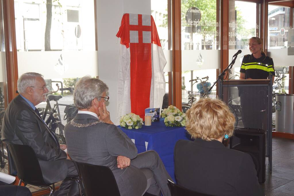 Gedenkplaat voor omgekomen agenten onthuld in politiebureau