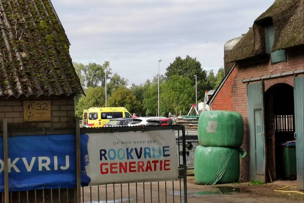 Persoon gewond op manege