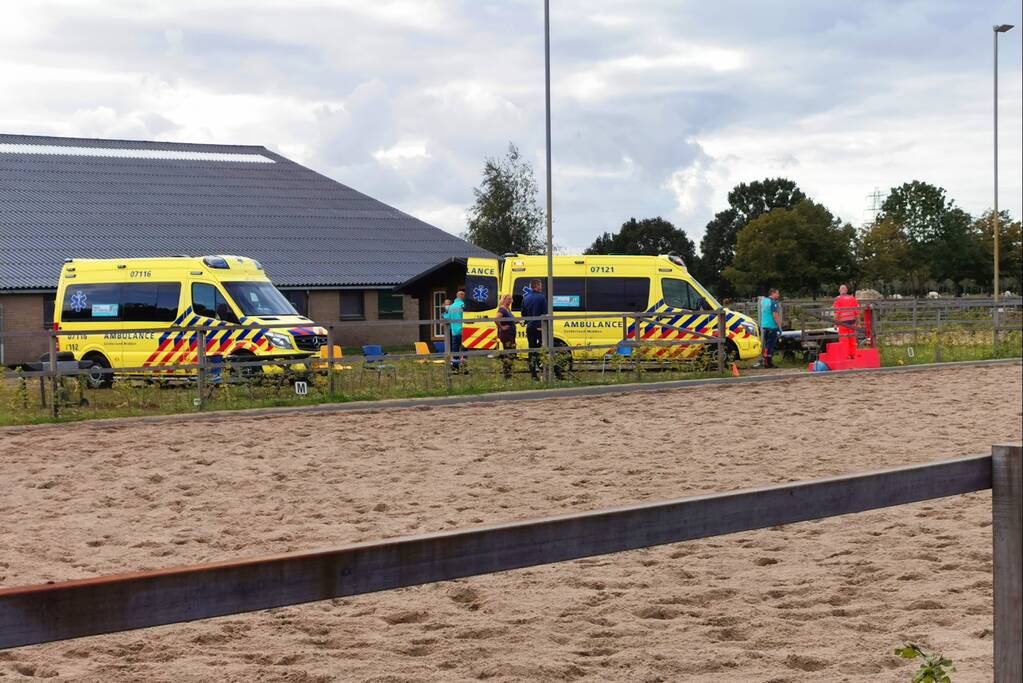 Persoon gewond op manege
