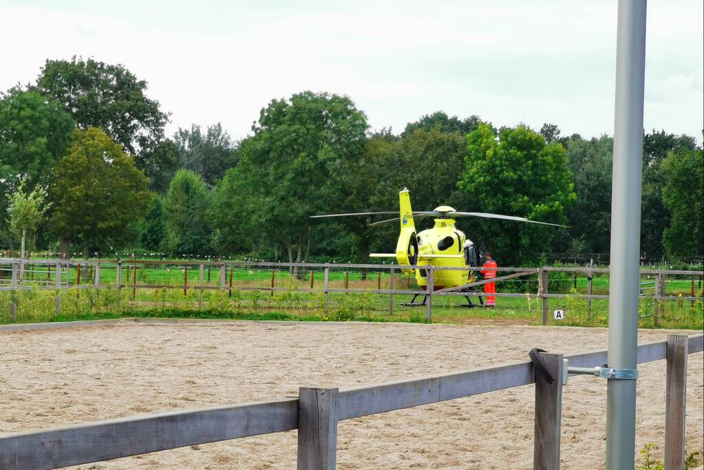 Persoon gewond op manege