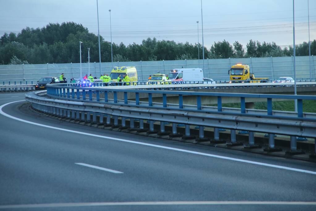 Bestuurder verliest macht over het stuur en komt in botsing met vangrail