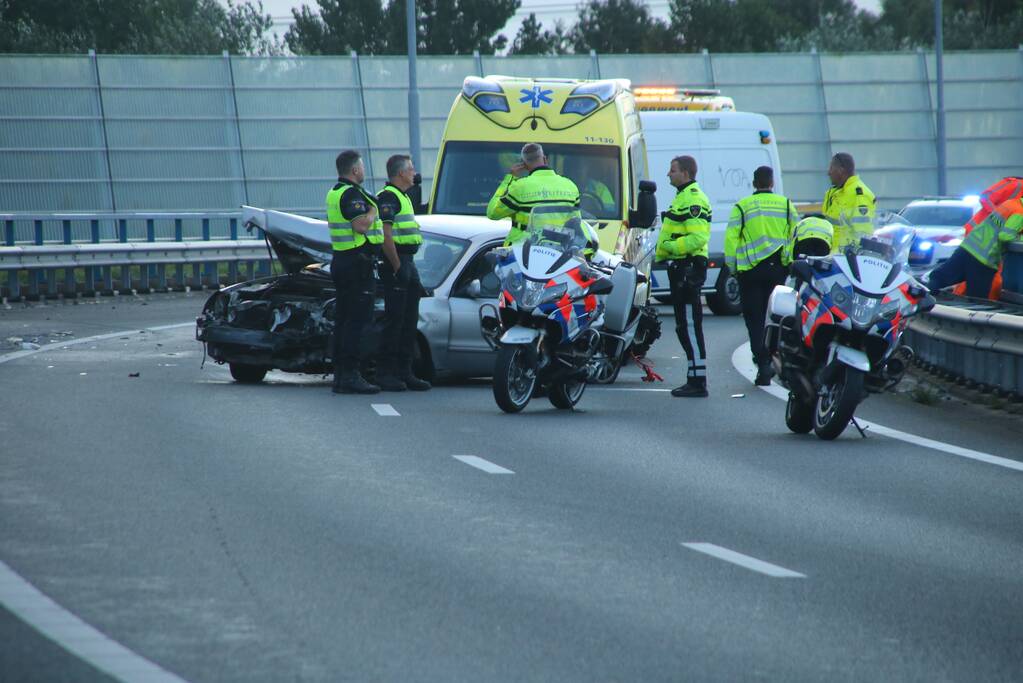 Bestuurder verliest macht over het stuur en komt in botsing met vangrail