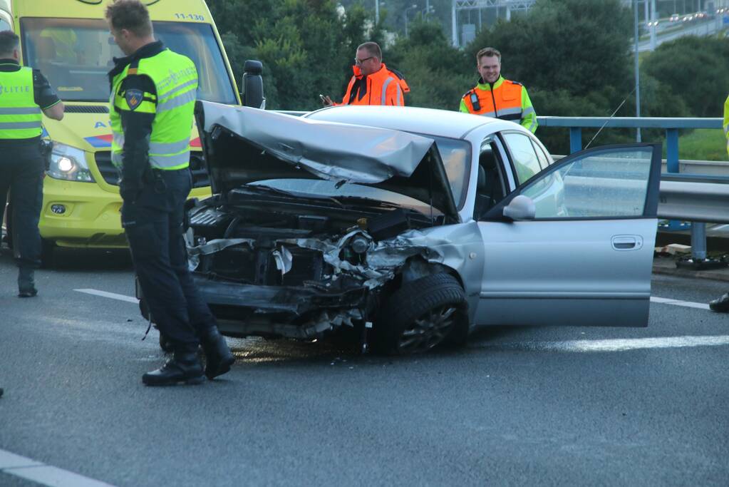 Bestuurder verliest macht over het stuur en komt in botsing met vangrail