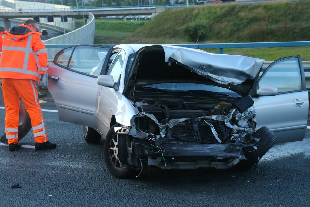 Bestuurder verliest macht over het stuur en komt in botsing met vangrail