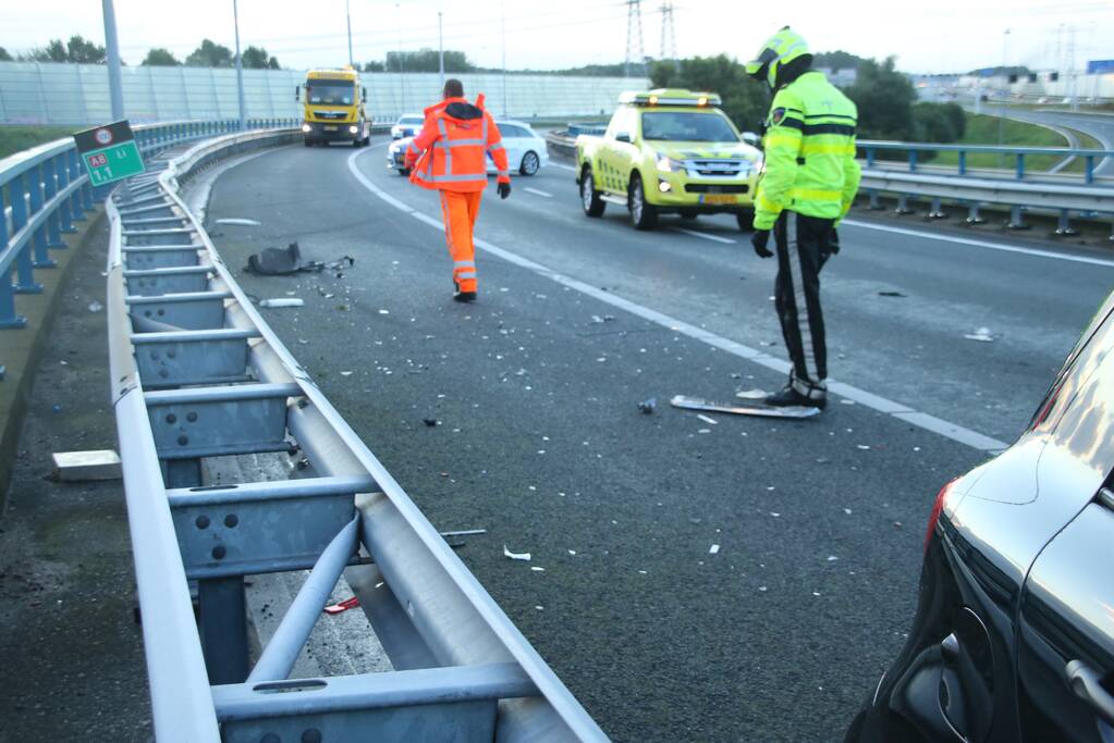 Bestuurder verliest macht over het stuur en komt in botsing met vangrail