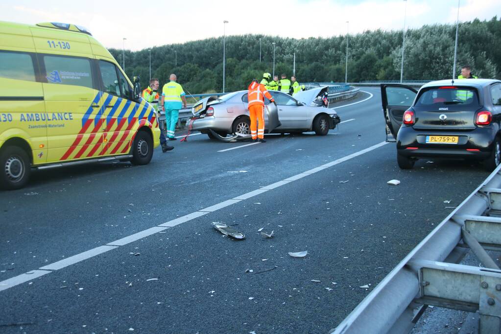 Bestuurder verliest macht over het stuur en komt in botsing met vangrail