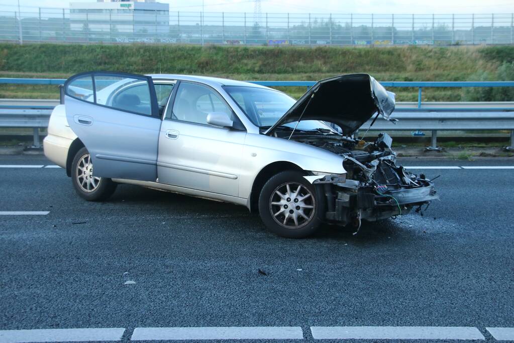 Bestuurder verliest macht over het stuur en komt in botsing met vangrail