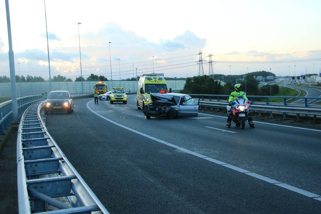 Bestuurder verliest macht over het stuur en komt in botsing met vangrail