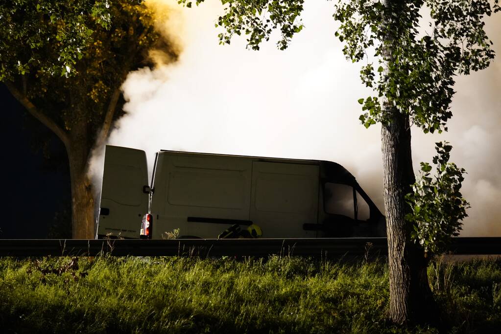 Drie rijbanen afgesloten door brand in bestelbus