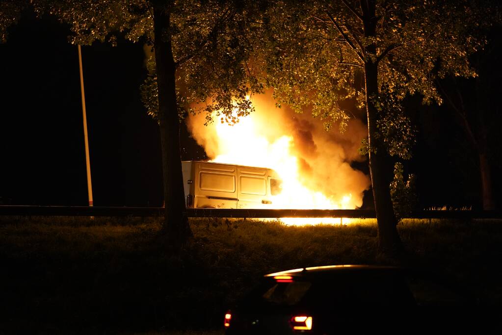 Drie rijbanen afgesloten door brand in bestelbus