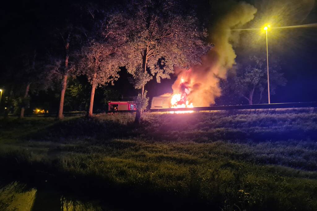 Drie rijbanen afgesloten door brand in bestelbus