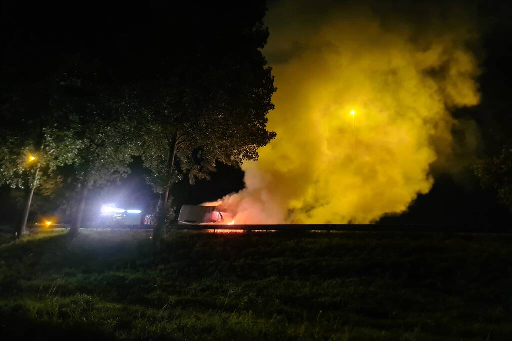 Drie rijbanen afgesloten door brand in bestelbus