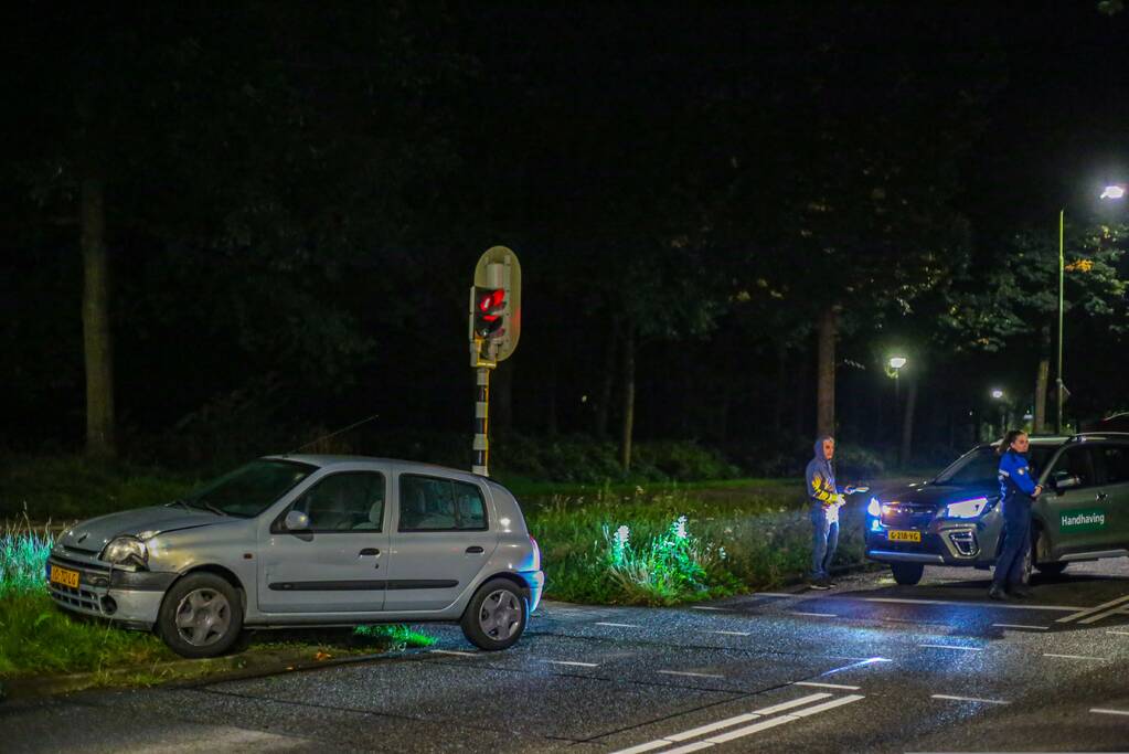 Personenauto afgesleept door bergingsbedrijf na ongeval