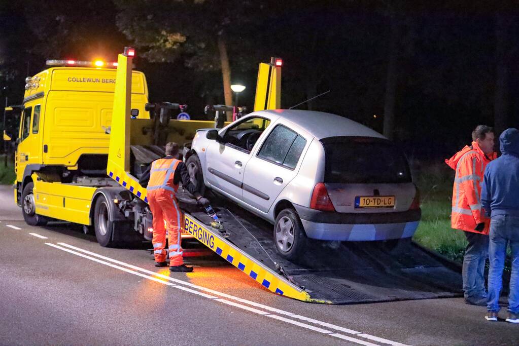 Personenauto afgesleept door bergingsbedrijf na ongeval