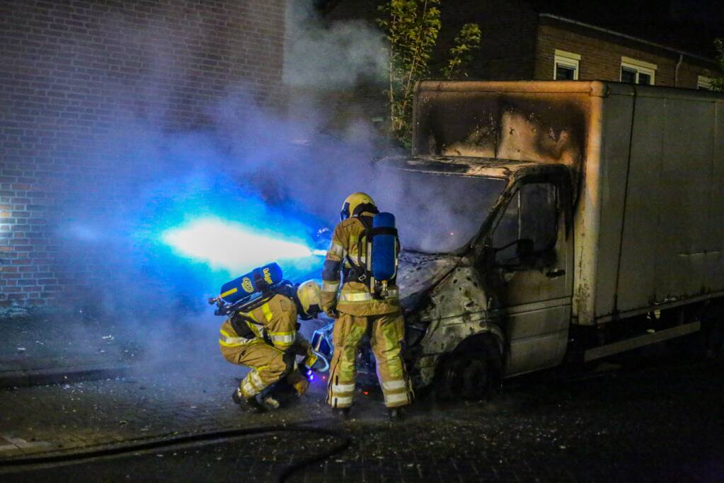Bestelbus met laadklep total-loss door brand in motorcompartiment
