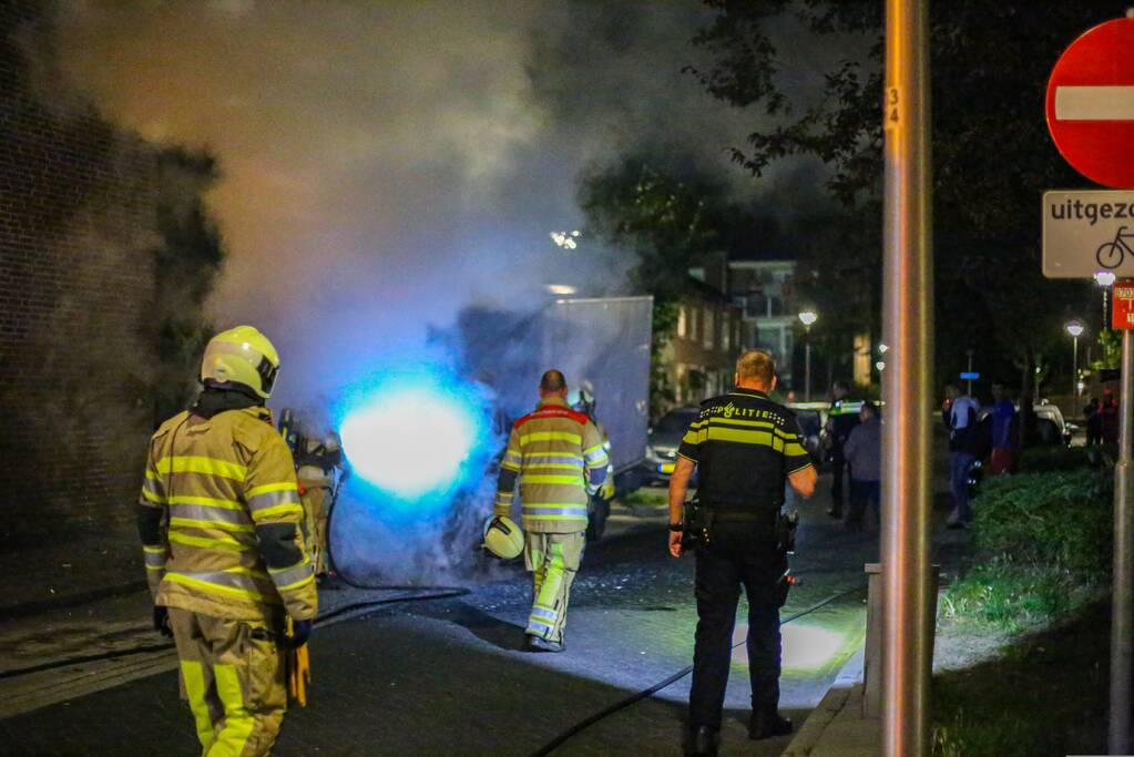 Bestelbus met laadklep total-loss door brand in motorcompartiment