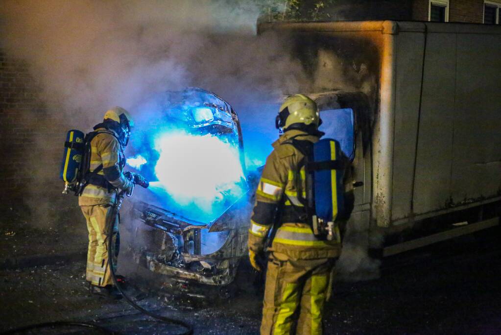Bestelbus met laadklep total-loss door brand in motorcompartiment